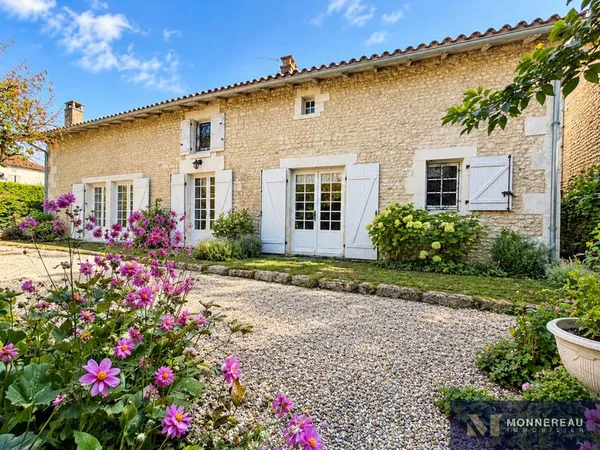 MAISON ANCIENNE EN COEUR DE VILLE AVEC JARDIN ET GARAGE