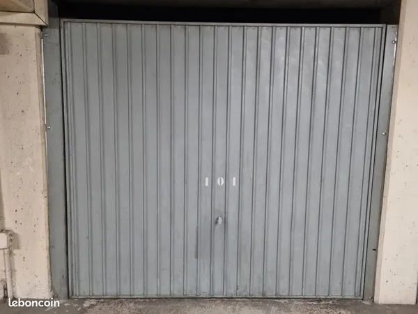 Garage en box avec électricité et lumière dans une résidence sécurisée