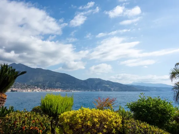 Une Toile Blanche en Bord de Mer sur la Côte d'Azur