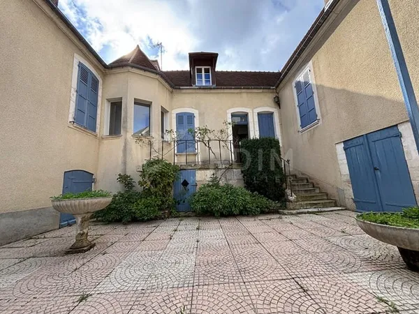 Maison Bourguignonne Vezinnes