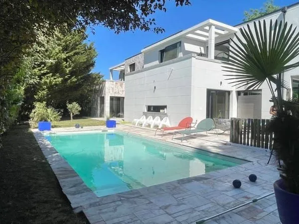 Maison 9 pièces 383 m²