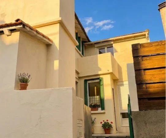 Je cherche un colocataire pour partager une maison meublée de 80 m² sur deux étages avec terrasse et