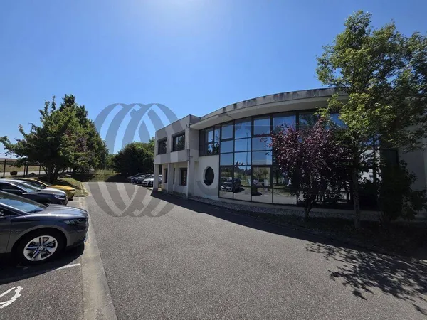Local d'activité 929 m²