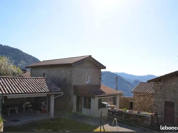 Mas ardéchois encienne ferme en pierre