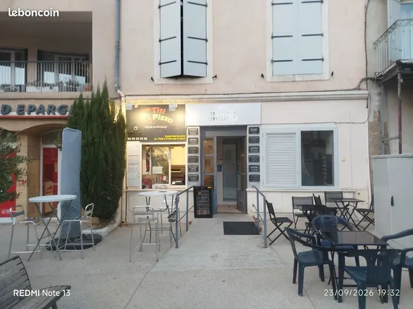 Local pizza avec terrasse et place de parking