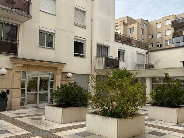 T2 de 44 m² au calme absolu en hyper-centre - Terrasse privative de 25 m² - Rue de Vesle