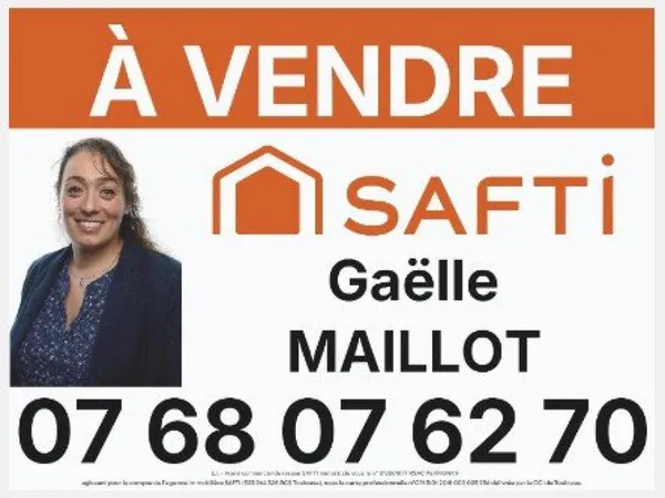 Maison en pierres avec jardin.