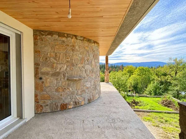 Maison de plain pied avec sous-sol, terrain et piscine
