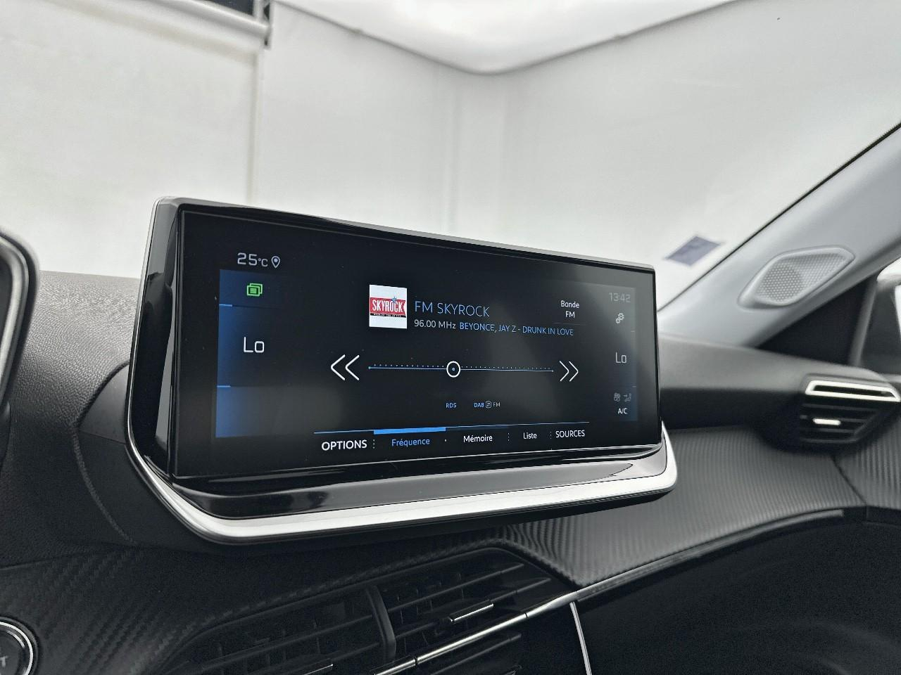 Peugeot 2008 puretech 130 s&s eat8 allure pack — photo 22
