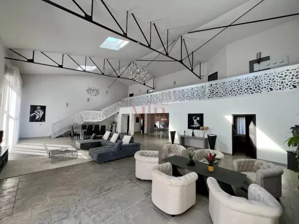 Maison 6 pièces 343 m²