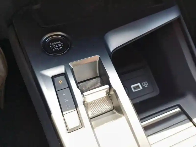 Peugeot 308 sw phev 180 e-eat8 — photo 14
