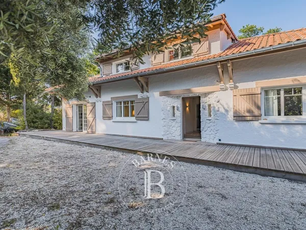 VILLA FAMILIALE AVEC STUDIO INDÉPENDANT ET POTENTIEL D'EXTENSION DANS LE QUARTIER DES ABATILLES À AR