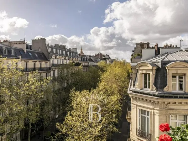 Exclusivité - PARIS 7 - Tour-Maubourg - Etage élevé - Balcon et
