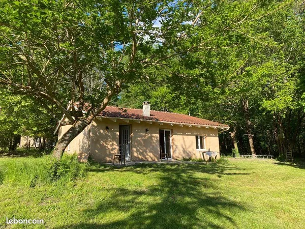 Charmante maison entourée d'arbres