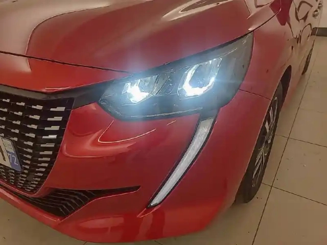 Peugeot 208 puretech 100 s&amp;s eat8 — photo 60