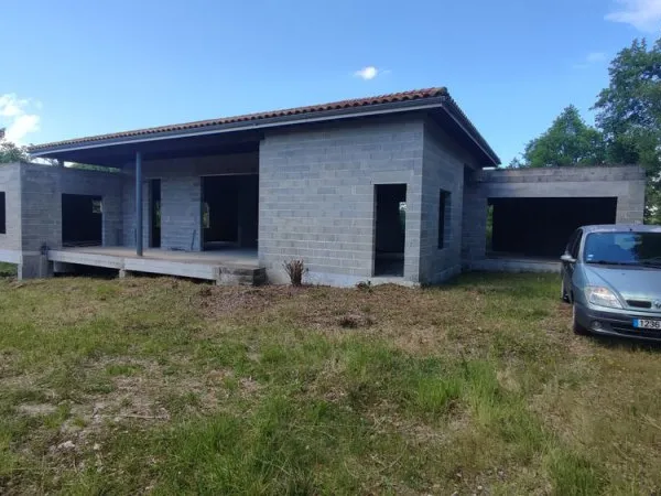 Maison en cours de construction, située sur un terrain de plus de 7 000 m2, isolé au bout d'un sans 