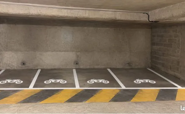 Parking moto scooter deux roues
