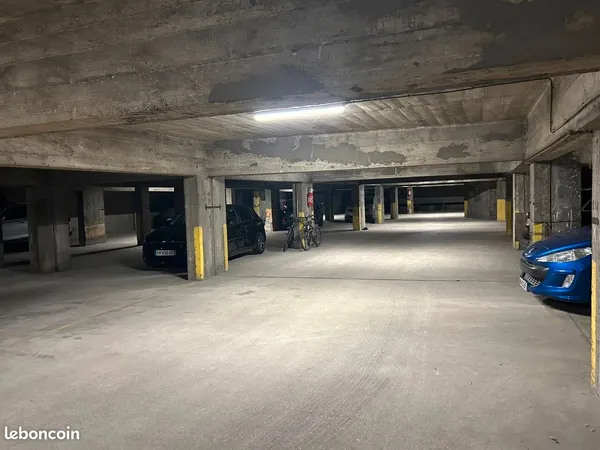 🚗 / ​🚛​ / 🏍️​ Parking sécurisé - 77 rue de Lagny 75020