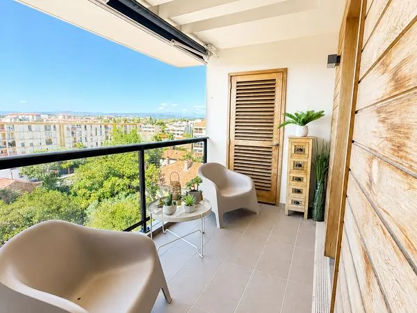 Saint-Raphaël - Grand T2 58 m² - 5e et dernier étage - Vue dégagée, loggia & parking