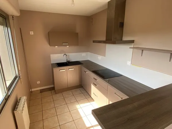 APPARTEMENT TYPE II RENOVE PROCHE LYCEE FOCH