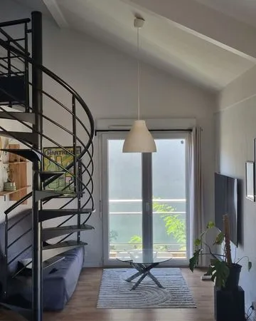 Duplex meublé 48 m² - dernier étage, balcon, cave, parking - Annecy (Cran-Gevrier)