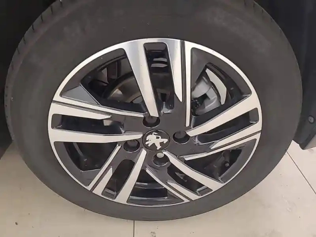 Peugeot 208 puretech 100 s&amp;s eat8 — photo 8