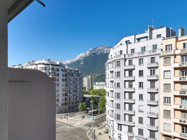 Appartement lumineux avec balcon, beaux volumes, cave et ascenseur - 5ème étage