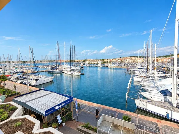 CAP D'AGDE - VUE PORT EXCEPTIONNELLE - T2 36 M² - BALCON - GARAGE FERMÉ - VENDU MEUBLÉ