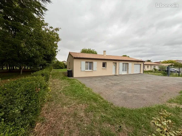 Maison récente 96 m² avec 3 chambres, garage et terrain de 860 m² - Agris