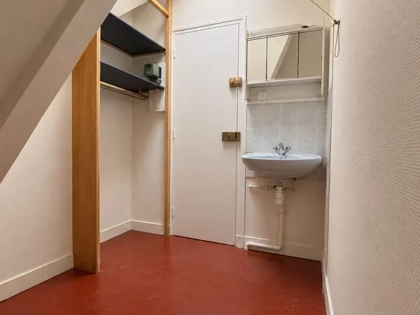 Chambre de bonne 8e/17e boulevard des Batignolles (Villiers/Rome)