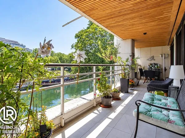 Appartement lumineux avec terrasse situé sur L'Ile de la Jat
