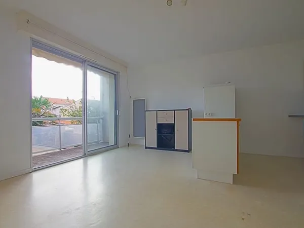 2 Pièces Prox ARAGO, T2, PARKING + CAVE