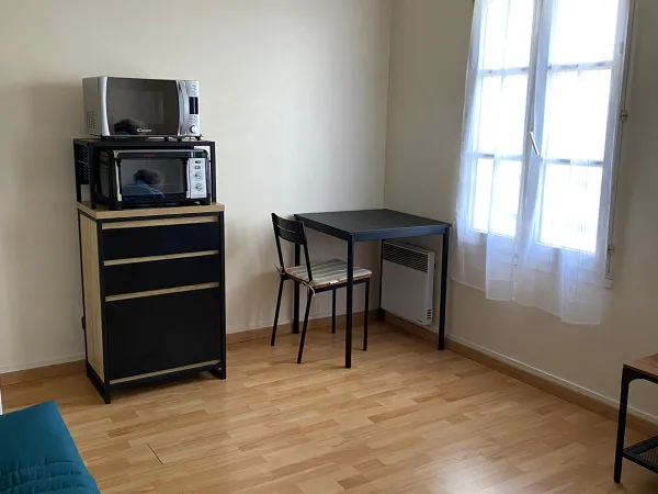 Loue studio meublé - 5 min à pied de la gare de Fontainebleau Avon - avec Parking - 24m²