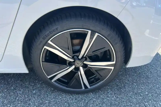 Peugeot 308 phev 180 e-eat8 — photo 15