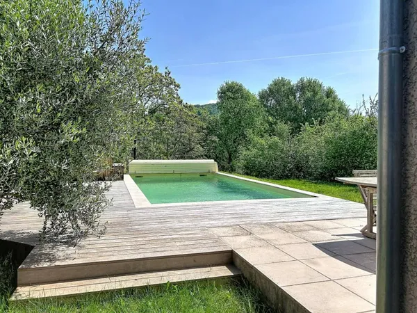 Vue dégagée, piscine et volumes généreux : une maison familiale d'exception dans le quartier prisé d