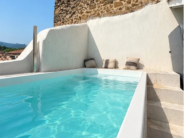 Maison de village avec 2 entrées indépendantes, terrasse et piscine