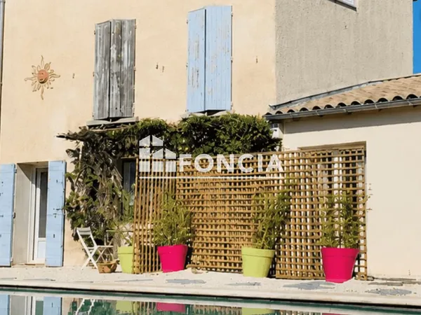 DERNIÈRE BAISSE DE PRIX Grande propriété provençale repartie en 3 parties, piscine, terrain de 2300m