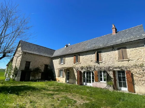 Située à moins de 3km de toutes commodités , 25mn de Rodez et de Villefranche de Rouergue, cette jol