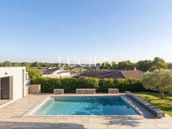Villa contemporaine au calme absolu avec vue dégagée et piscine