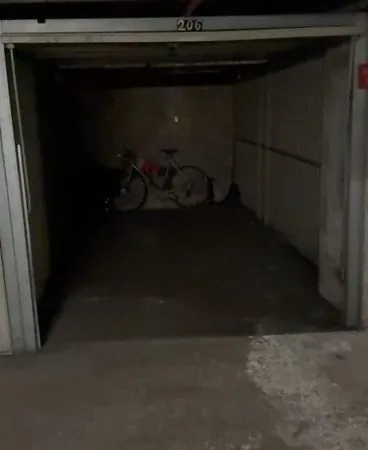 Box fermé 11,5 m²- Parking sécurisé - Paris 15e - Rue de Lourmel / Rue Juge