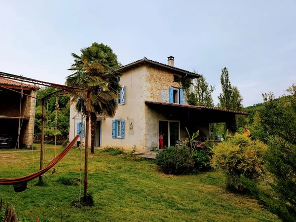 Vends maison de caractère rénovée avec dépendances