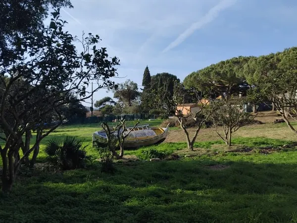 PROPRIETE BORD DE MER SUR TERRAIN DE 5000 M2