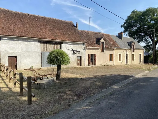 Deux maisons et une grande grange dans un hameau calme