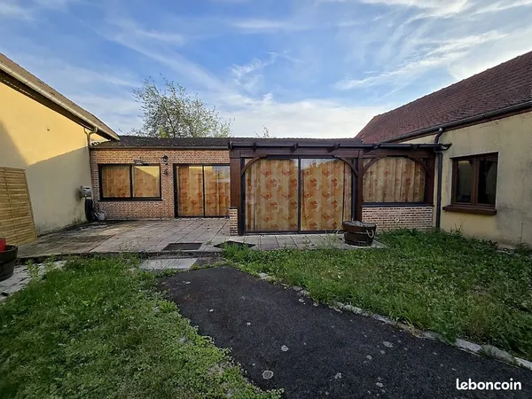 Maison plein pied + hangar commercial