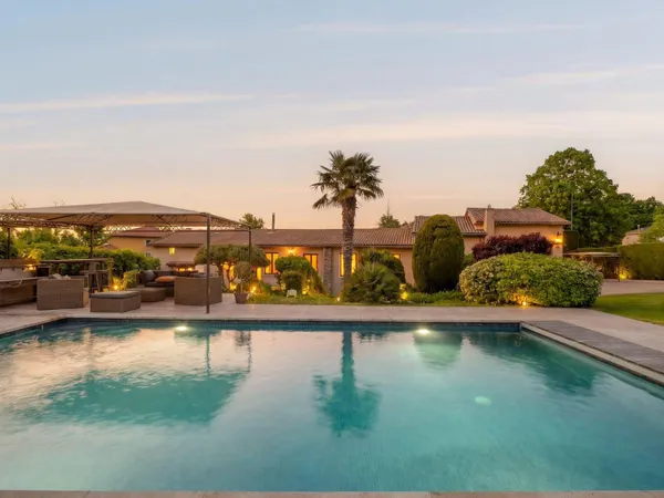 Ancien cuvage de 1850 à la rénovation contemporaine avec dépendances et piscine