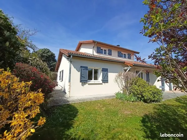 MAISON 148 m2 - 6 pièces - terrain clos et arboré 570 m2 - centre village - SAINTE CONSORCE