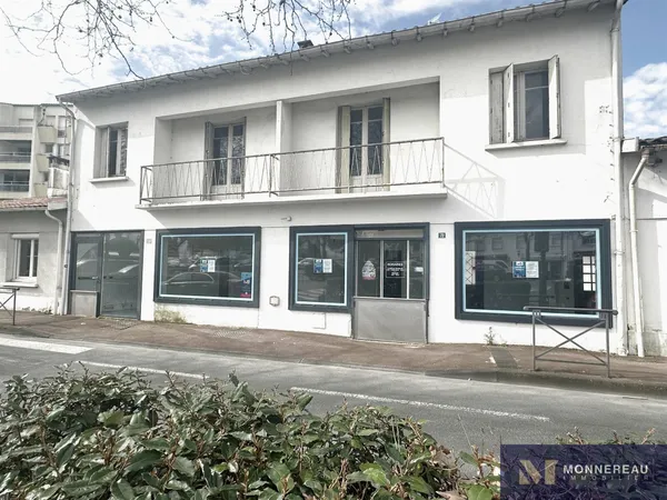 Batiment Commercial Avec Anciens Bureaux