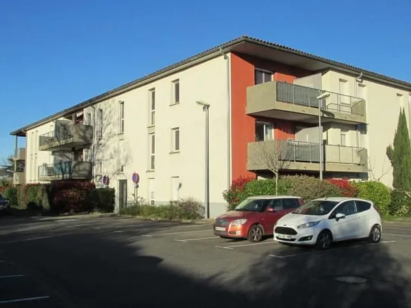 ROQUETTES : Pour investisseur: appartement loué Type 2 avec parking
