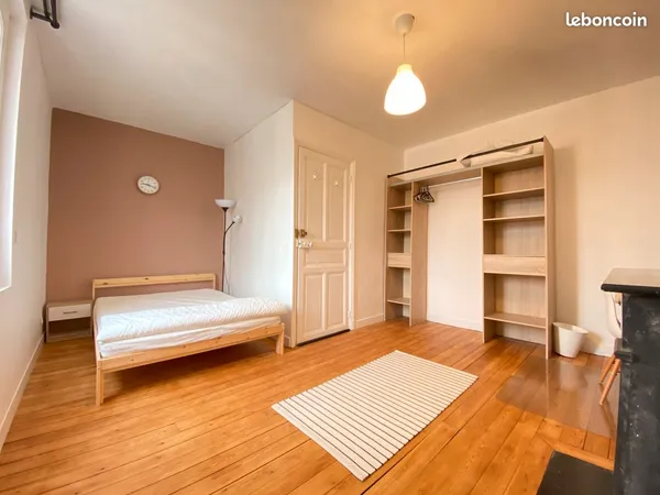 Grande chambre meublée - maison rénovée Saint-Quentin