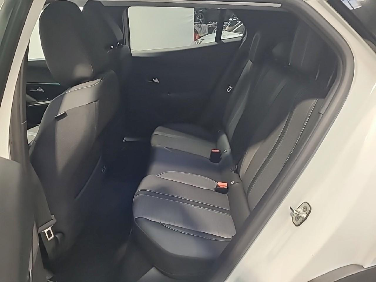 Peugeot 2008 puretech 130 s&s eat8 allure — photo 13